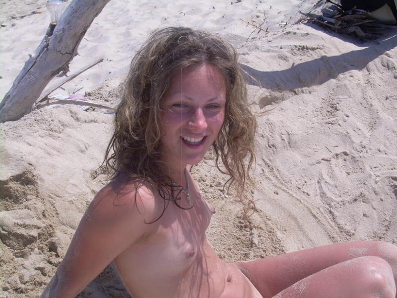 Молодая девчонка собирается отправиться на пляж и позагорать голышом 17 фото
