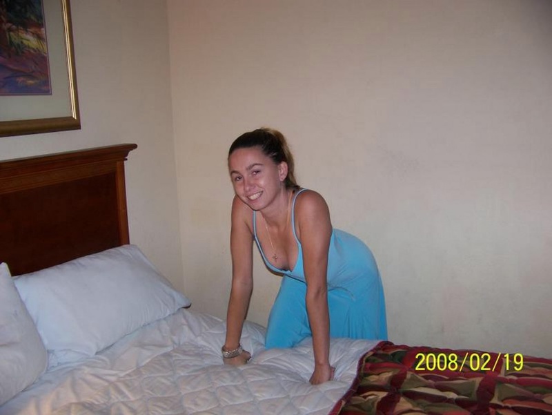 Шустрая девка ерзает на кровати и сосет пенис приятеля 4 фото
