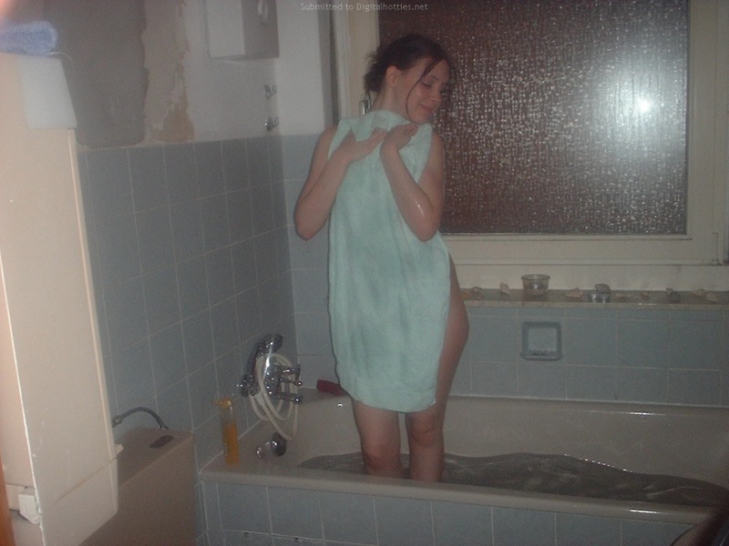 Скромная шалунишка разделась в ванной комнате