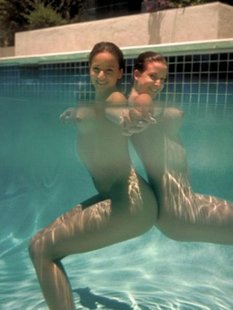 Секс двух голых худеньких девушек под водой в бассейне