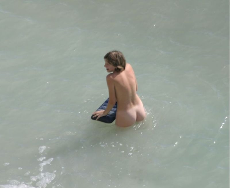 Девушки купаются и загорают голышом на пляже 6 фото