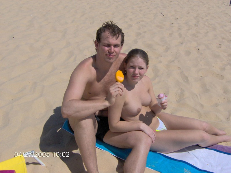 Девушка мастурбирует киску после похода на пляж 9 фото
