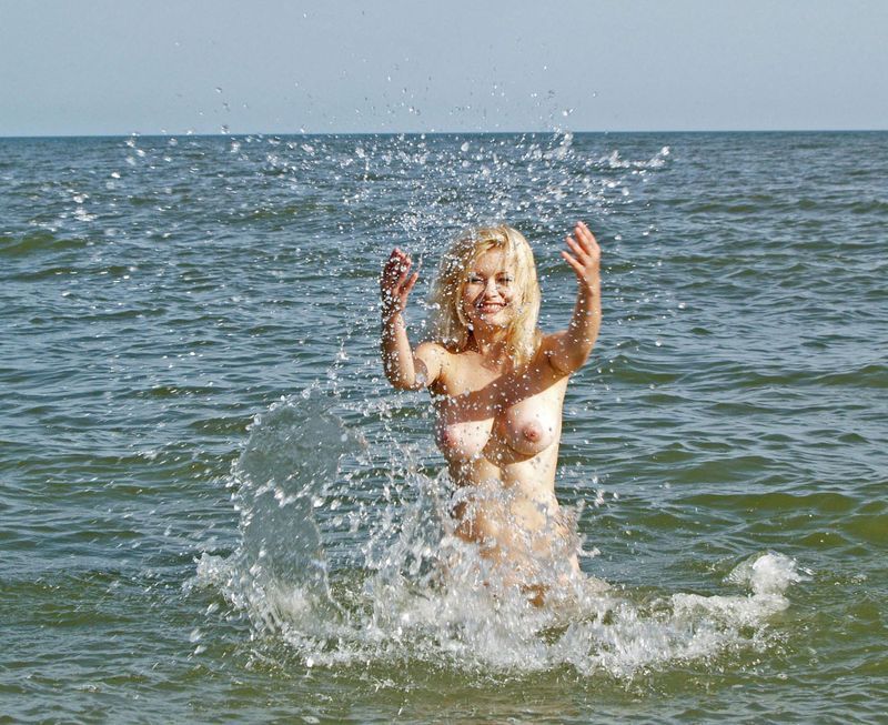 Молодая девушка позирует в воде 1 фото