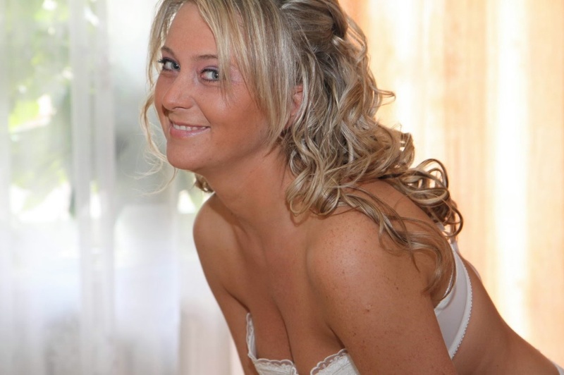 Невеста раздевается и дрочит киску с улыбкой 4 фото