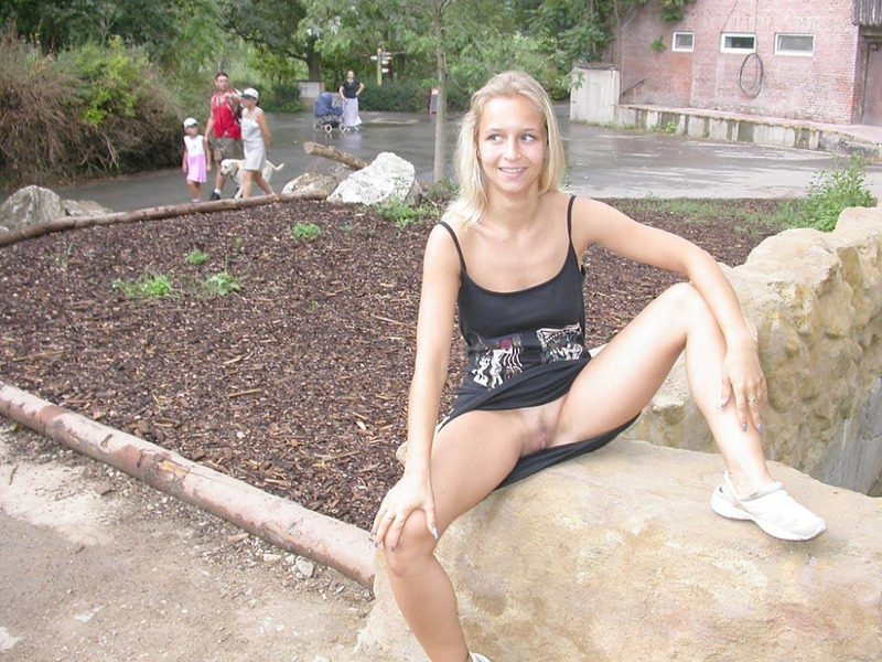 Неосторожная блондинка выставляет сиси и попку на прогулке 14 фото