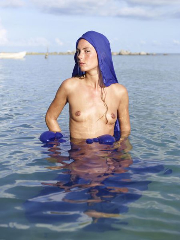 Обнаженная девушка с синей тряпкой на море 26 фото