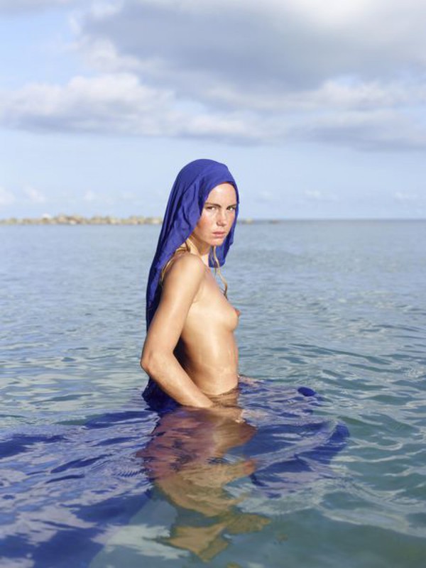 Обнаженная девушка с синей тряпкой на море 40 фото