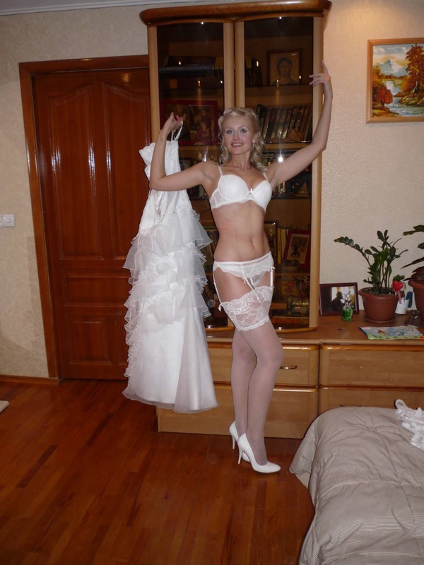 Ошеломляющая девушка в белых чулочках и нижнем белье 6 фото