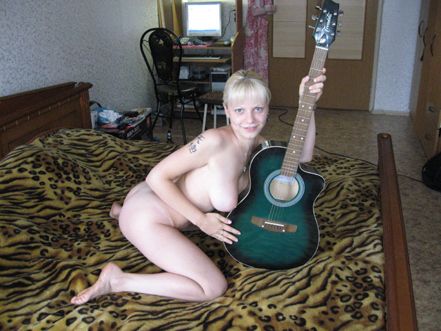 Нахальная блондинка дрочит киску и позирует с гитарой 5 фото