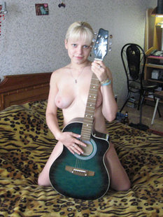 Нахальная блондинка дрочит киску и позирует с гитарой
