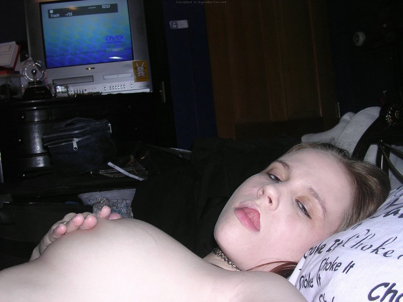 Титястая готесса делает селфи, лежа голышом на постели 15 фото
