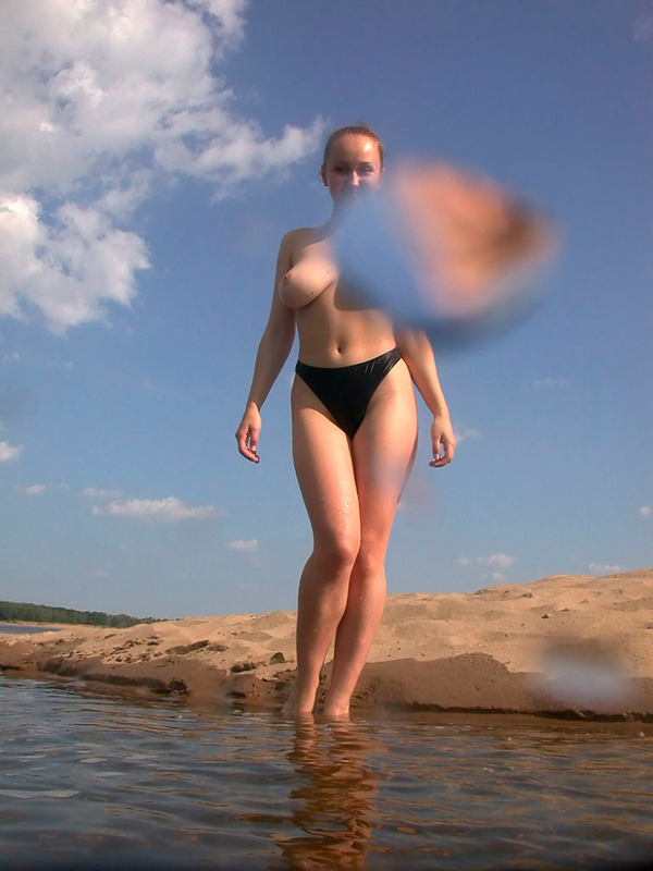 Кокетливая девушка купается в реке и греется на песочке 2 фото