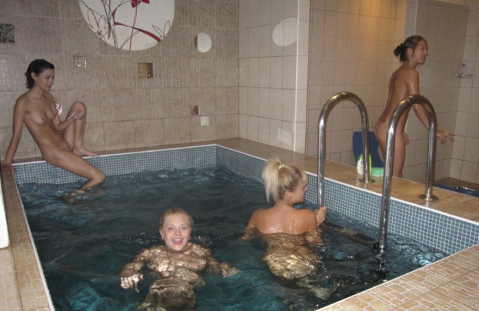 Лесбиянки в бане голые 5 фото
