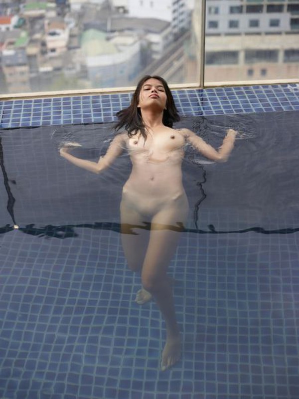 Азиатская девушка шалит в бассейне и на шезлонге 13 фото