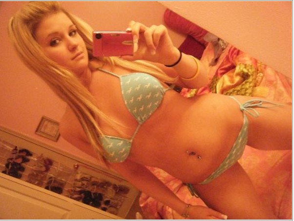 Привлекательная девица с большими дойками снимает себя перед зеркалом порно фото бесплатно