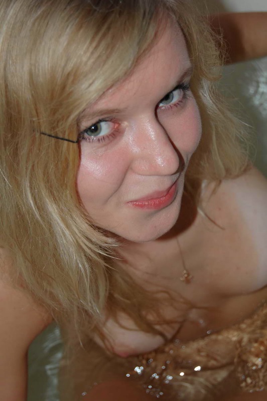 Славная блондинка в ванной комнате одна 18 фото