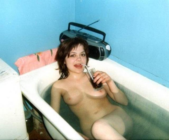 Молодые сексуальные девушки принимают ванну 9 фото