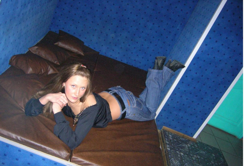 Любительские кадры эротического соло сексуальной девушки на кровати 1 фото