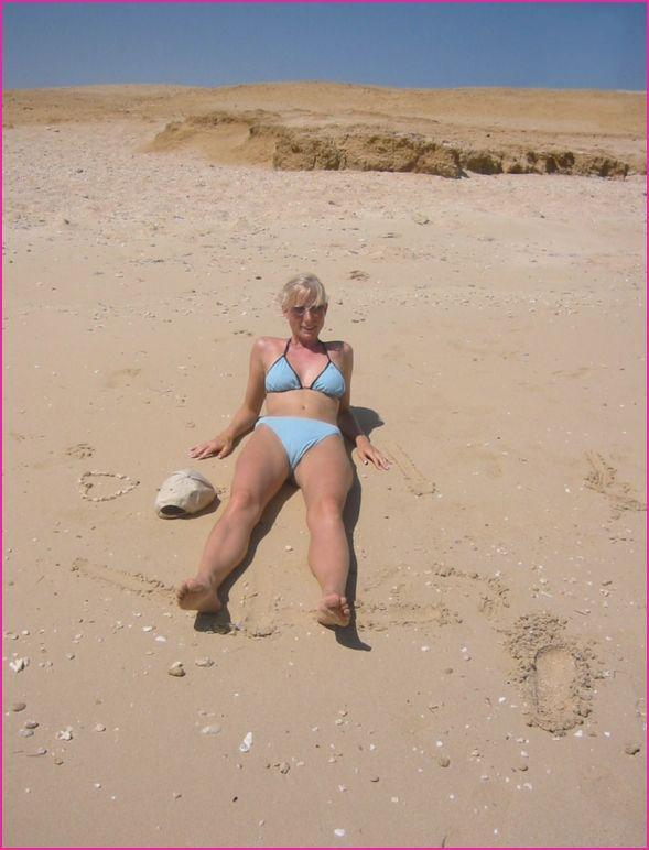 Девушка расслабляется в номере после похода на пляж 2 фото