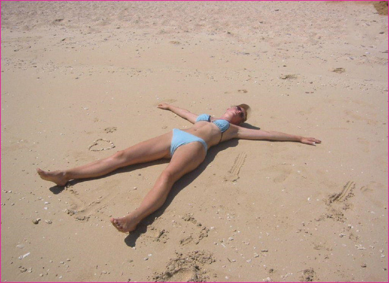 Девушка расслабляется в номере после похода на пляж 1 фото