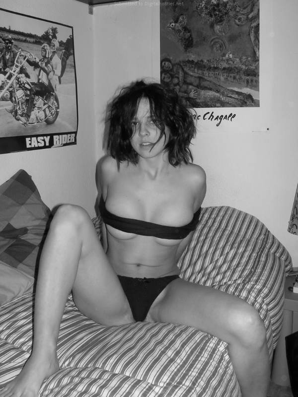 Черно-белый секс с игривой горячей девушкой с волосатой киской 9 фото