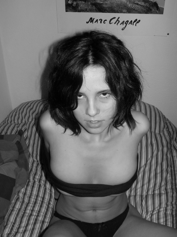 Черно-белый секс с игривой горячей девушкой с волосатой киской 24 фото