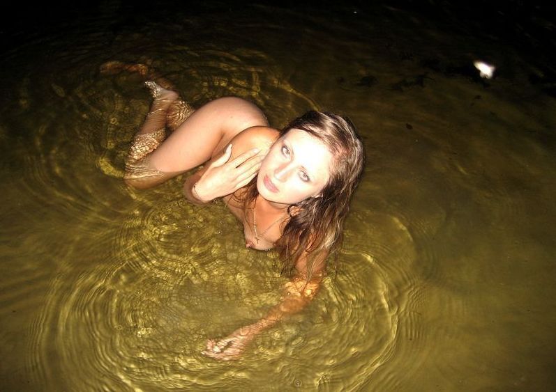Ночная эротика от девушки на берегу реки 4 фото