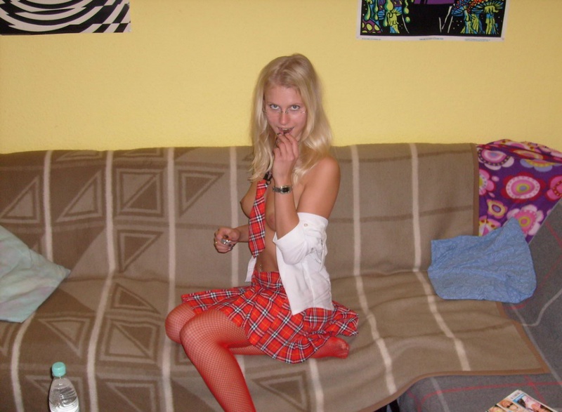 Аппетитная блондинка в студенческой униформе и красных чулках 1 фото