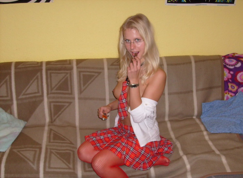 Аппетитная блондинка в студенческой униформе и красных чулках 8 фото