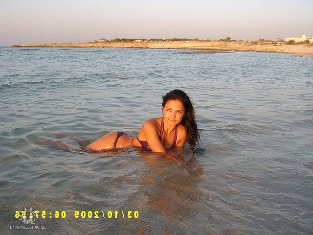 Красивые девушки на берегу моря и возле бассейна в бикини 6 фото