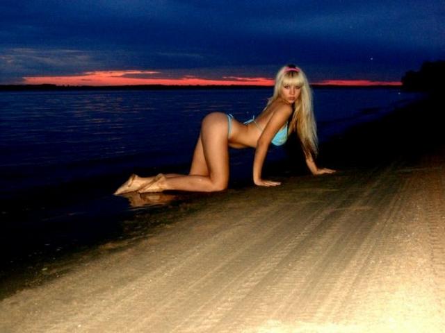 Красивые девушки на берегу моря и возле бассейна в бикини 1 фото