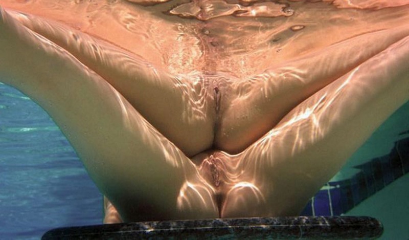 Секс двух голых худеньких девушек под водой в бассейне 2 фото