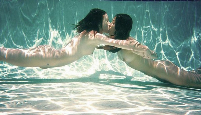 Секс двух голых худеньких девушек под водой в бассейне 11 фото