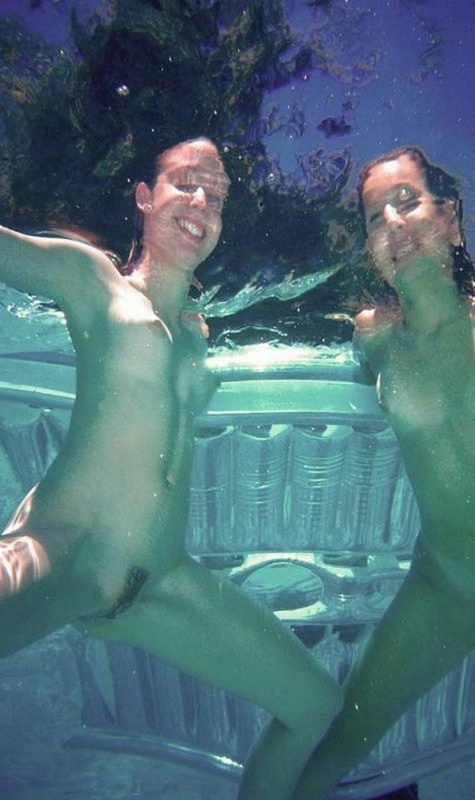 Секс двух голых худеньких девушек под водой в бассейне 16 фото