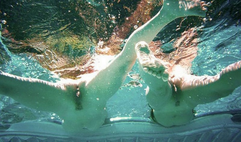 Секс двух голых худеньких девушек под водой в бассейне 18 фото