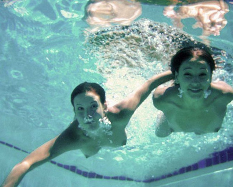Секс двух голых худеньких девушек под водой в бассейне 15 фото