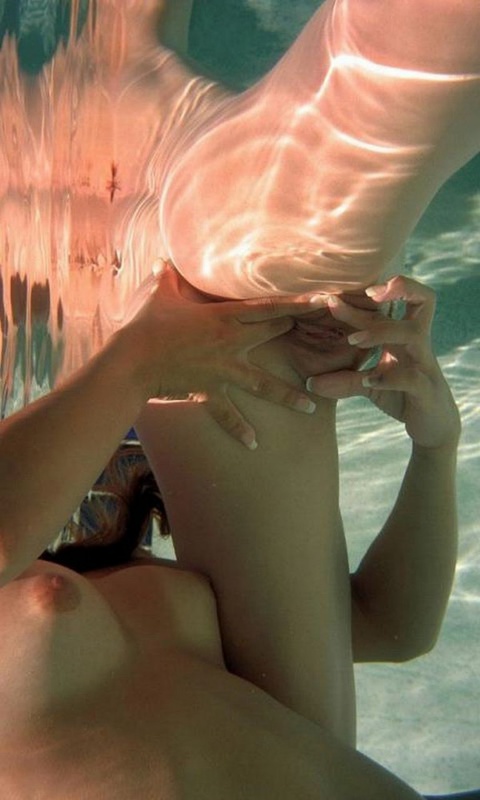 Секс двух голых худеньких девушек под водой в бассейне 12 фото