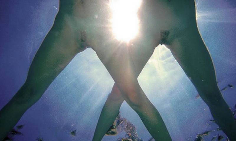 Секс двух голых худеньких девушек под водой в бассейне 17 фото
