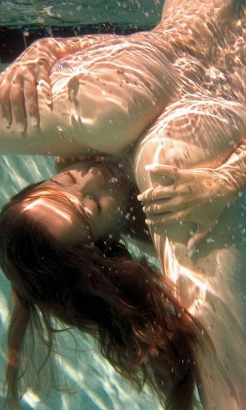 Секс двух голых худеньких девушек под водой в бассейне 5 фото