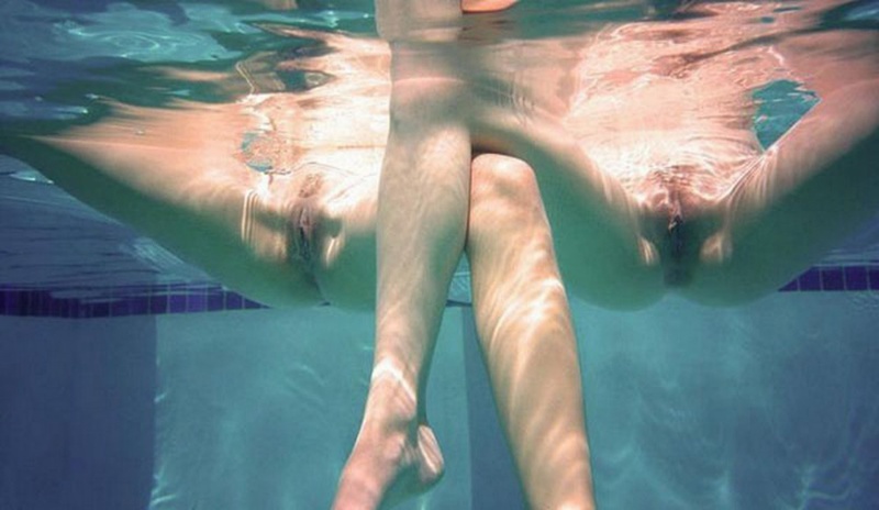 Секс двух голых худеньких девушек под водой в бассейне 10 фото
