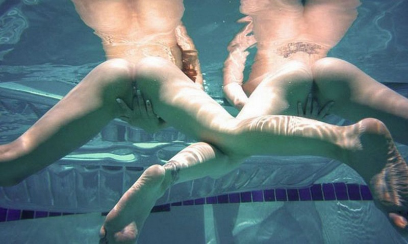 Секс двух голых худеньких девушек под водой в бассейне 9 фото