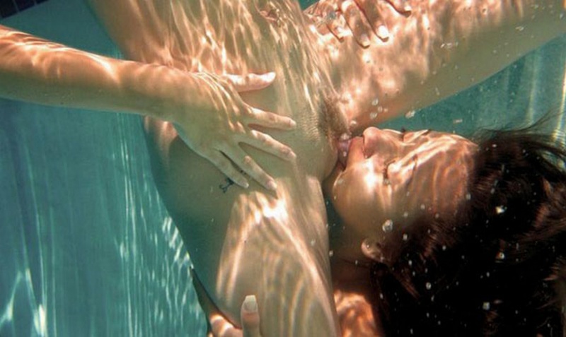 Секс двух голых худеньких девушек под водой в бассейне 6 фото