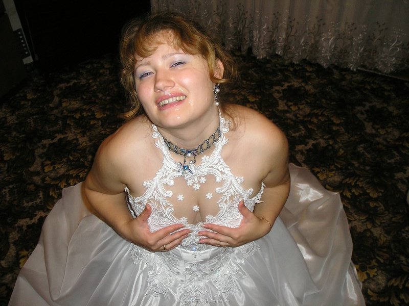 Пухлая баба в свадебном платье сосет фаллос 16 фото
