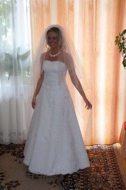 Невеста раздевается и дрочит киску с улыбкой 1 фото