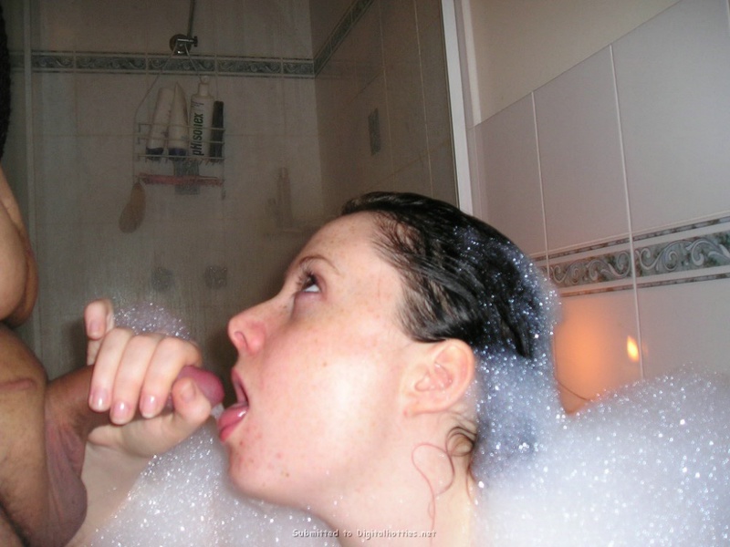 Обычная девушка сосет и дрочит упругий член партнера в пенной ванне 9 фото