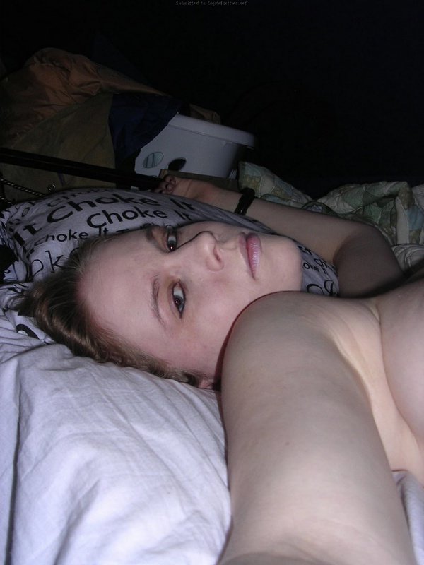 Титястая готесса делает селфи, лежа голышом на постели 13 фото